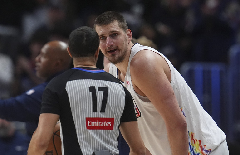 Nikola Jokić u razgovoru sa sudijom