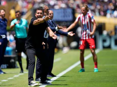 (VIDEO) U klinču: Simeone ponovo u centru pažnje, nasrnuo na navijača Liverpula