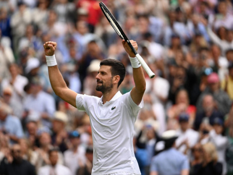 Zatišje pred buru: Novak Đoković igra za polufinale Vimbldona i juriš ka 25. Grend slemu